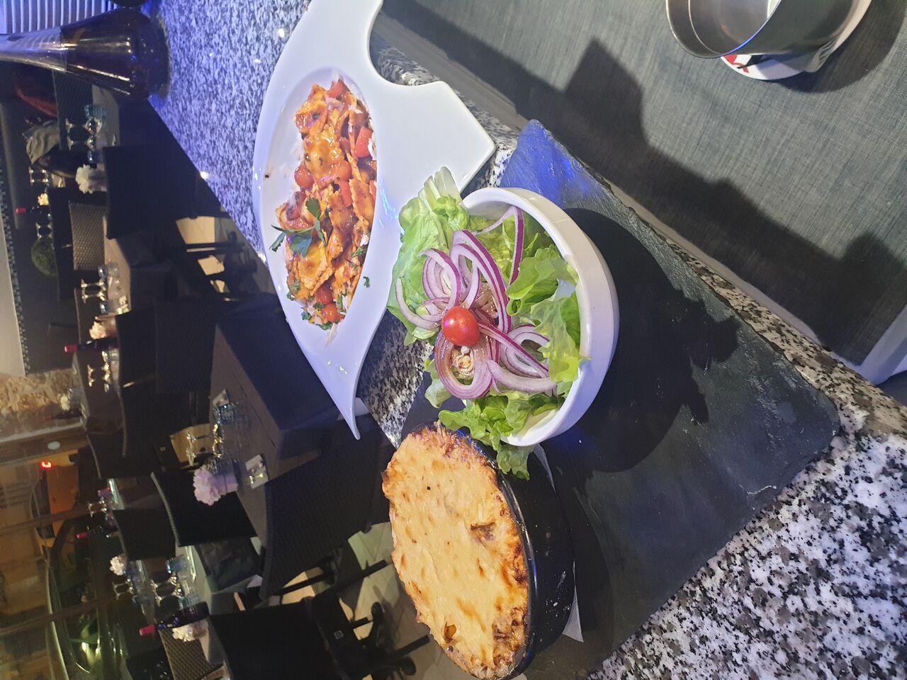 Lasagne maison cuite au feu de bois.
Raviolis frais sauce tomate et basilic.