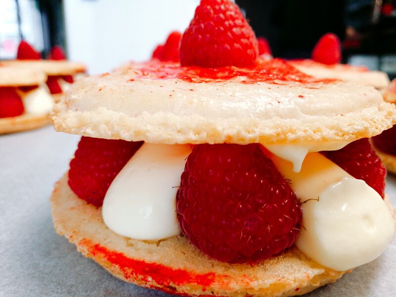 Macaron framboise et crème diplomate