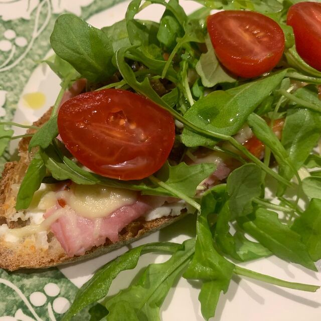 Tartine de brousse aux légumes marinés avec ou sans jambon et formage fondu