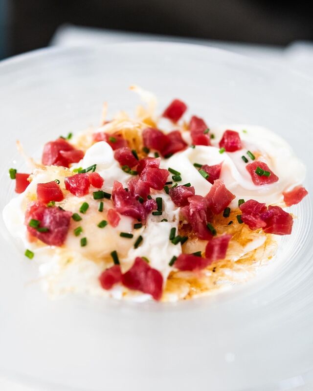Gambas de cristal con dados de atún rojo y huevo frito.