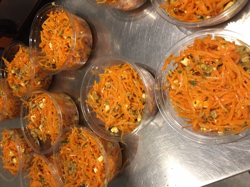 Petites salades.
Carottes râpées , zeste d ' orange , noix et dés de feta
3.30 € 