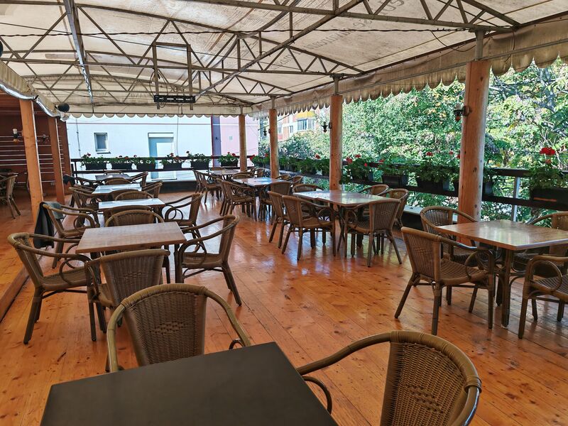 Terasa se afla la etajul cladirii