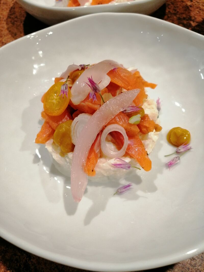 Truite marinée maison de chez Guidat, salade choucroute au raifort