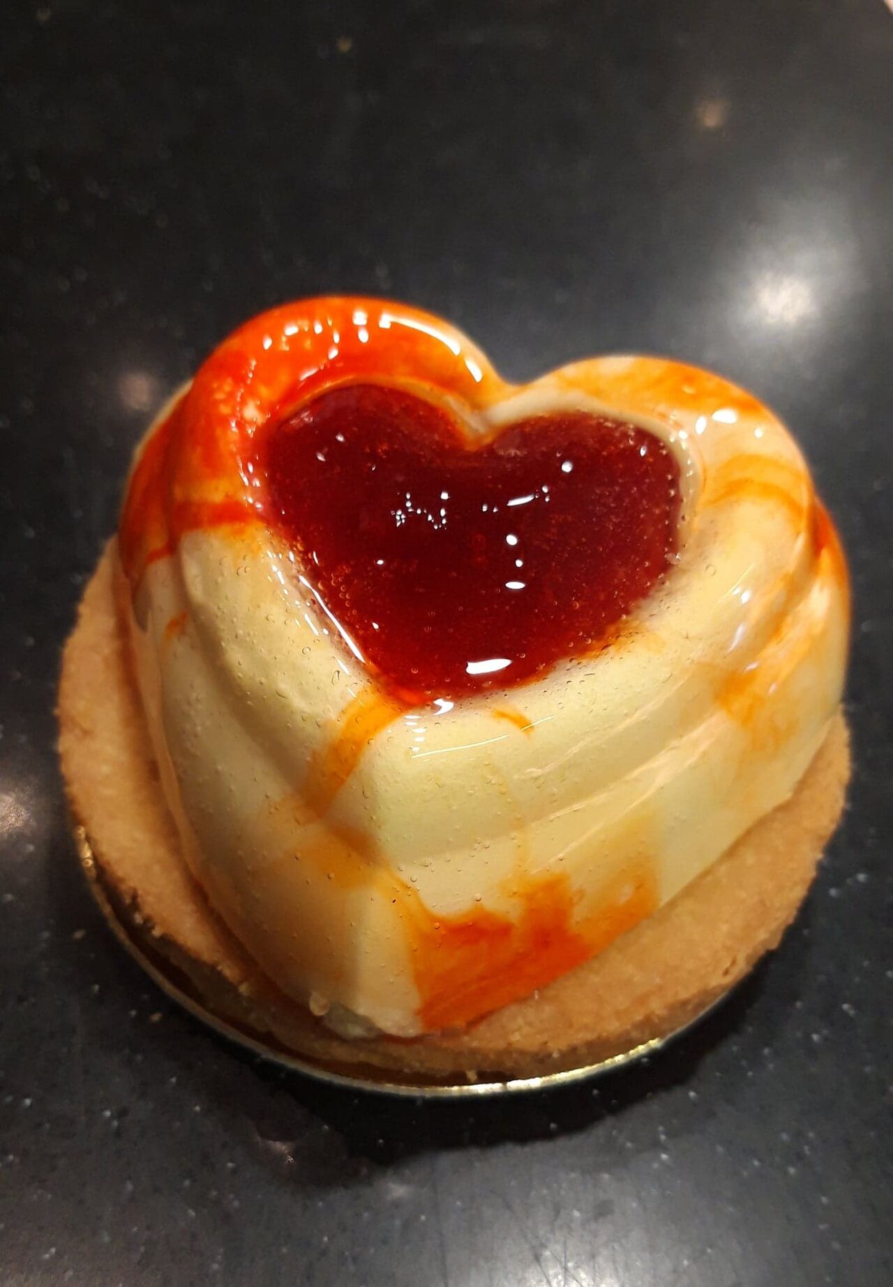 Entremets sablé Breton, mousse passion et coulis de fruits rouges,,,,,,,,,,,