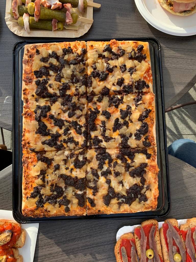 Tapitas para la hora del vermut pizza de morcilla y cebolla caramelizada, una delicia
