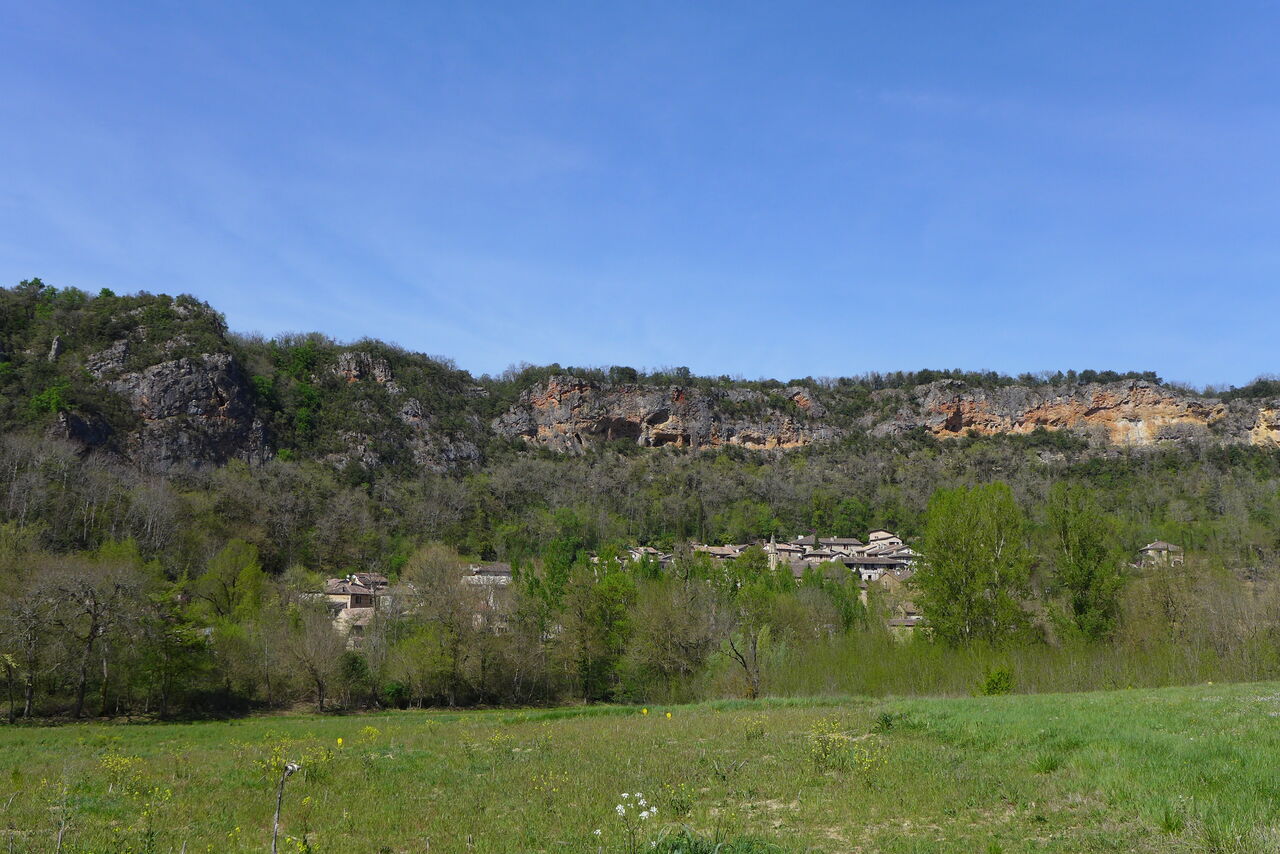 Larroque et ses falaises