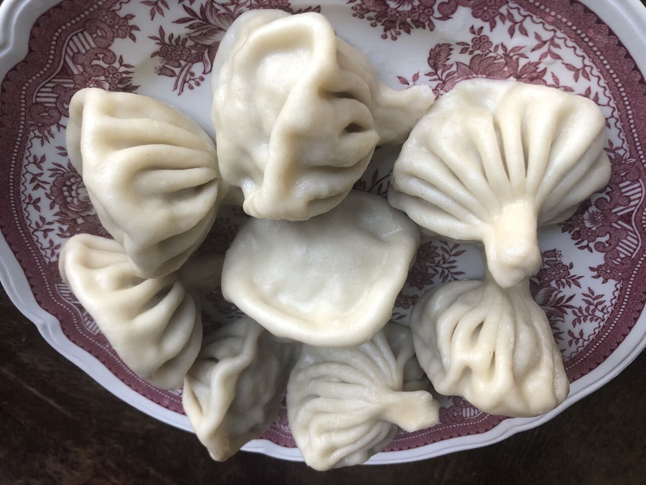 KHINKALI MIT FLEISCH – gekochte georgische Dumplings (5 Stück), gefüllt mit gemischtem Hackfleisch, Koriander & Chi