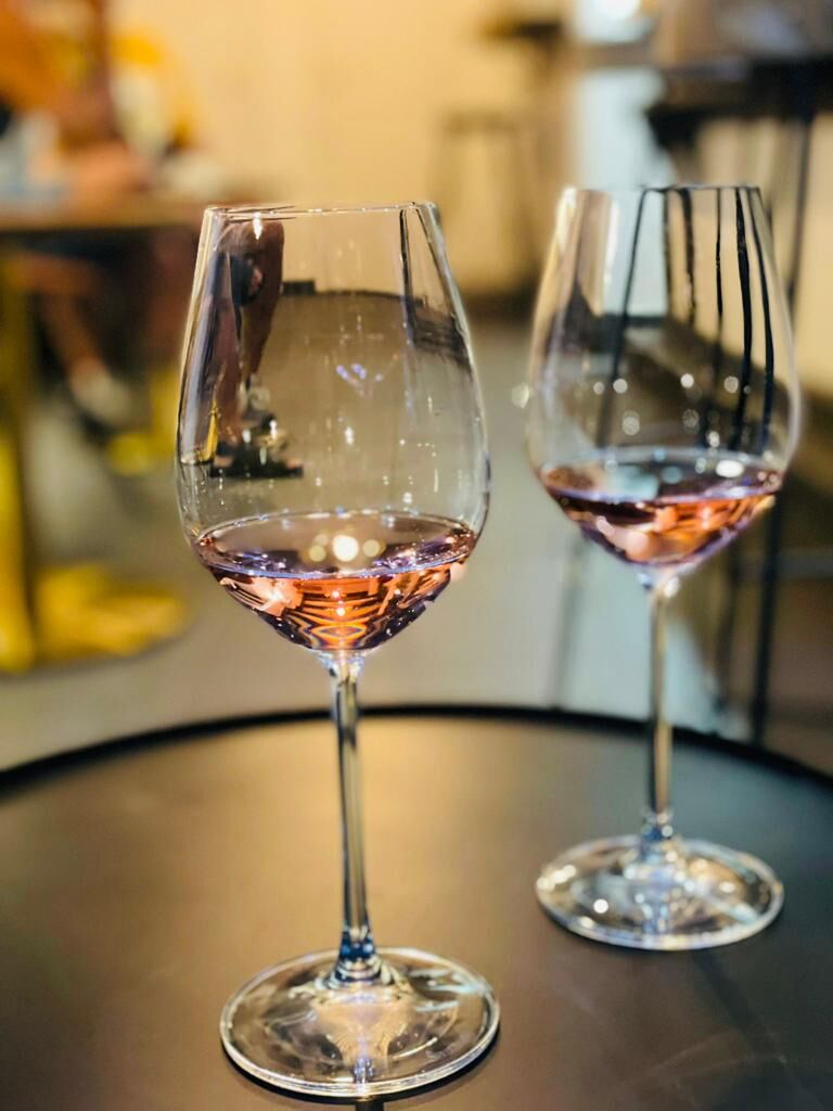 Que mejor que pasar el calor con una rica copa de vino rosado !!!!