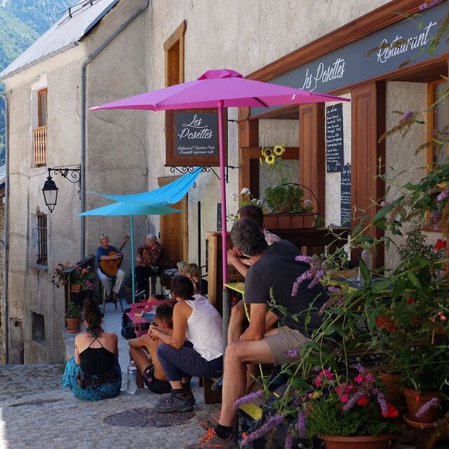 La terrasse ombragée pour boire un coup ou manger un bout au coeur de Venosc ! 