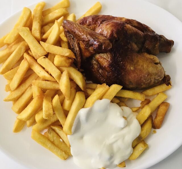 - Knuspriges 1/2 Hähnchen frisch aus dem Grill, mit Pommes & Mayo -