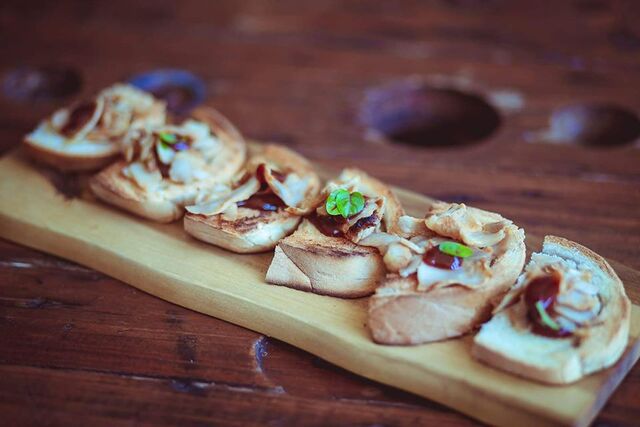 TAPAS
Piatto tipico della cucina spagnola a base di pane caserrecco tostato, da consumare come aperitivo 