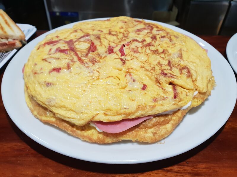 Tortilla de patatas con pimientos rojos 