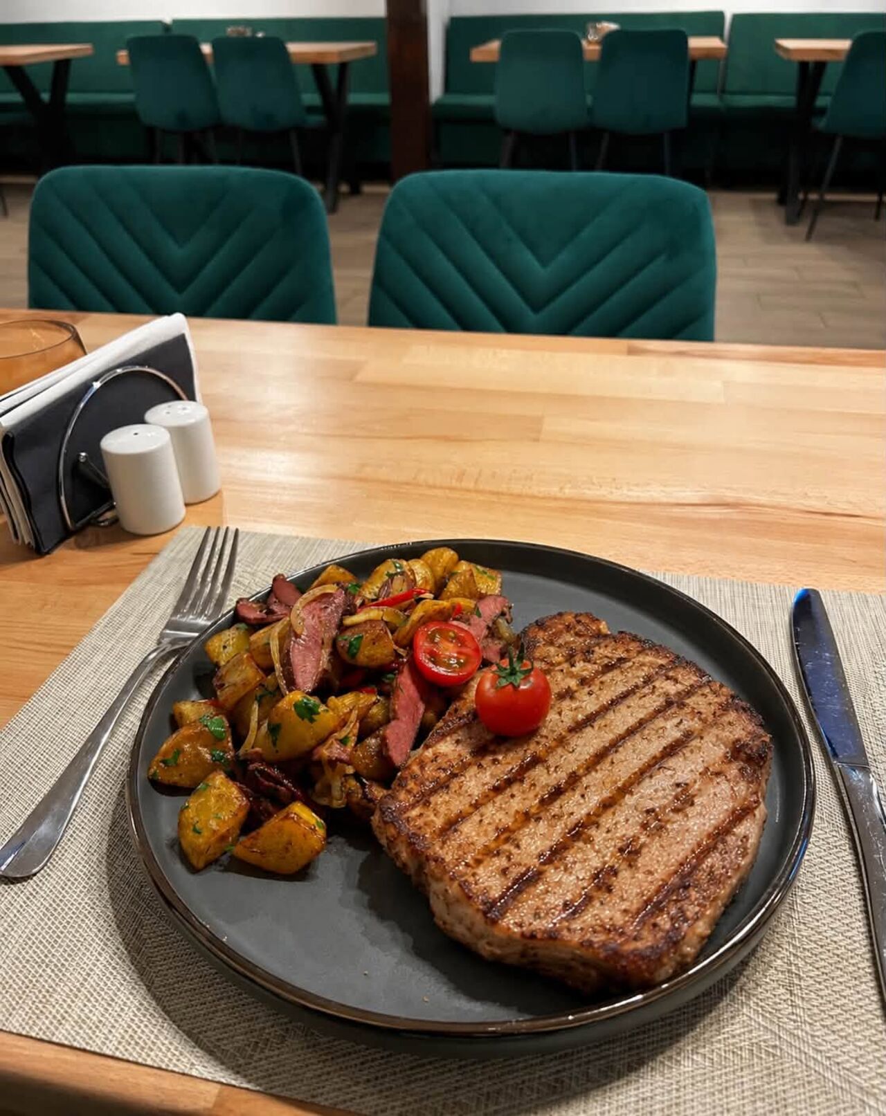 🍽️ Prânz și cină într-o atmosferă plăcută