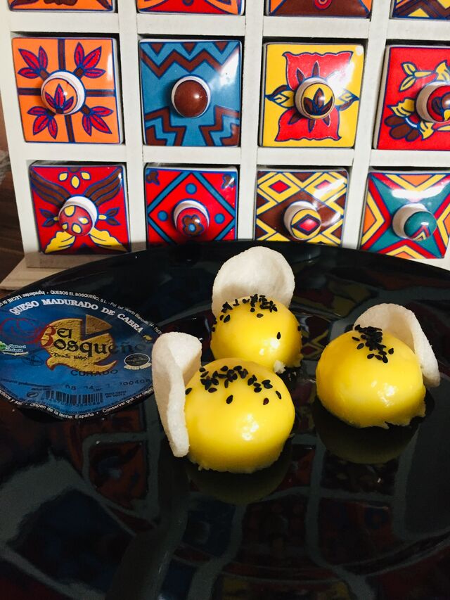 Bombón de queso de cabra Payoya el Bosqueño relleno y con cobertura de Mango 