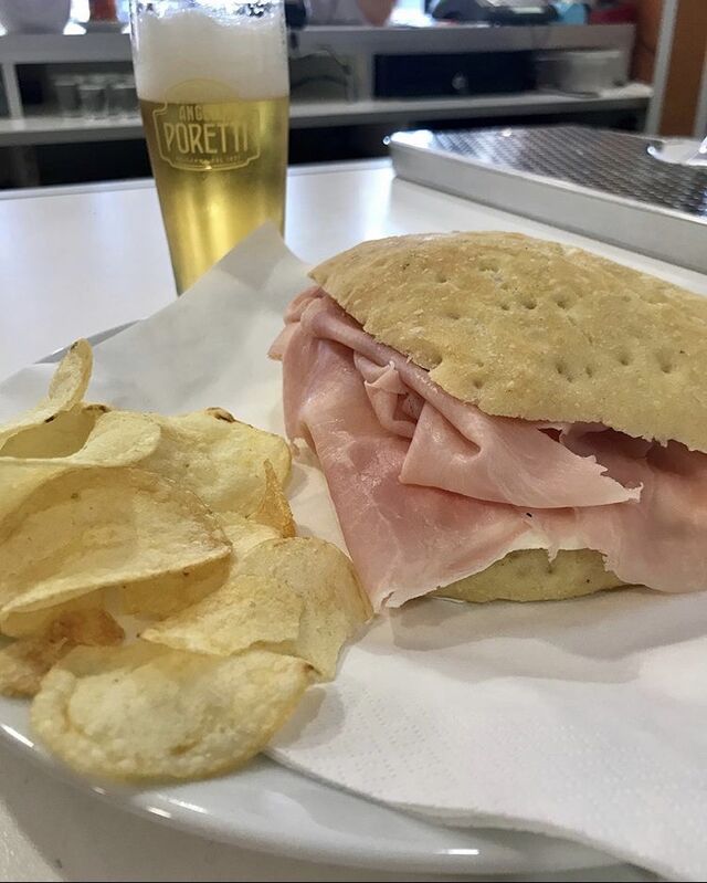 Ciabatta con mozzarella e prosciutto cotto 