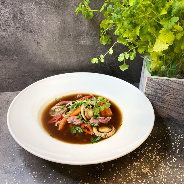 Pikantna zupa z polędwicą 