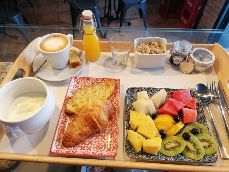 Desayuno con cruasán + cereales + fruta