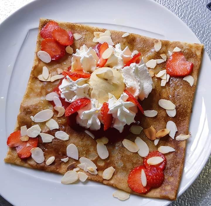 Pour la fête des mères, rhubarbe, coulis de Fraises, crème fouettée, fraises en morceaux et amandes effilées.
