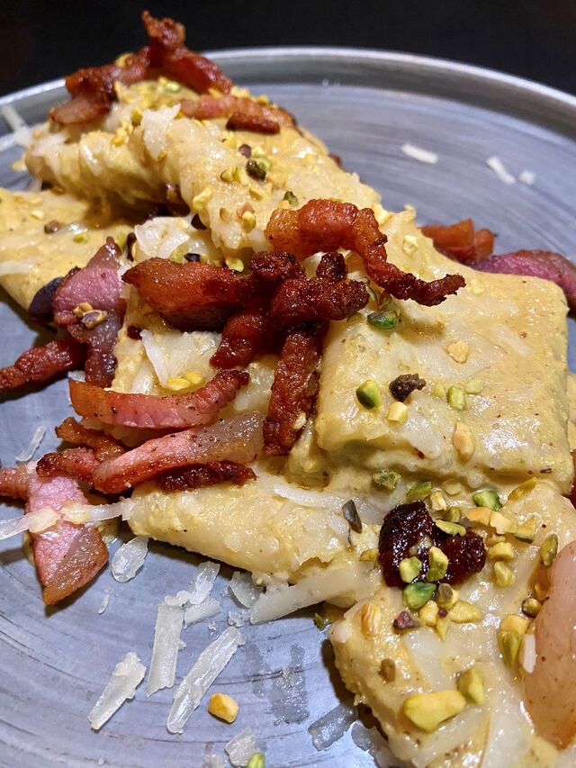 Primi: Paccheri al Pesto di Pistacchio, guanciale e fiore sardo 
