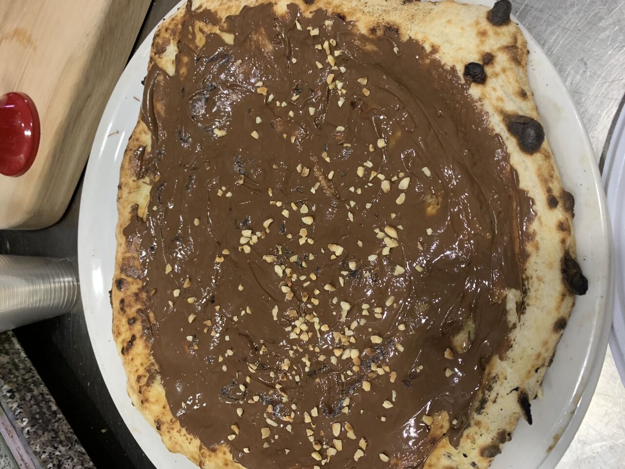 Pizza alla nutella con granella di mandorle 