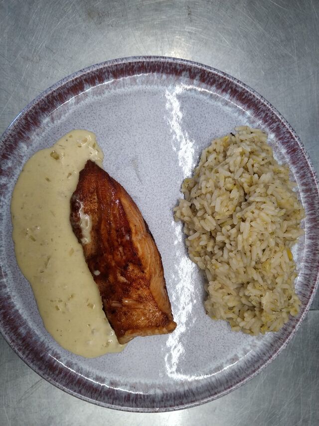 Filet de saumon au beurre blanc, citron Meyer, riz aux poireaux