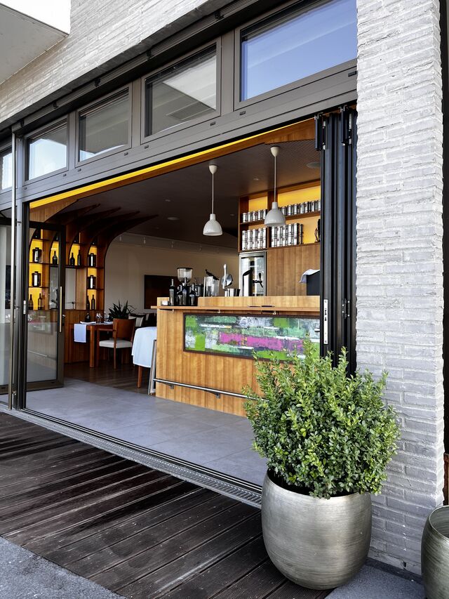 Offenes Restaurant mit Terrasse