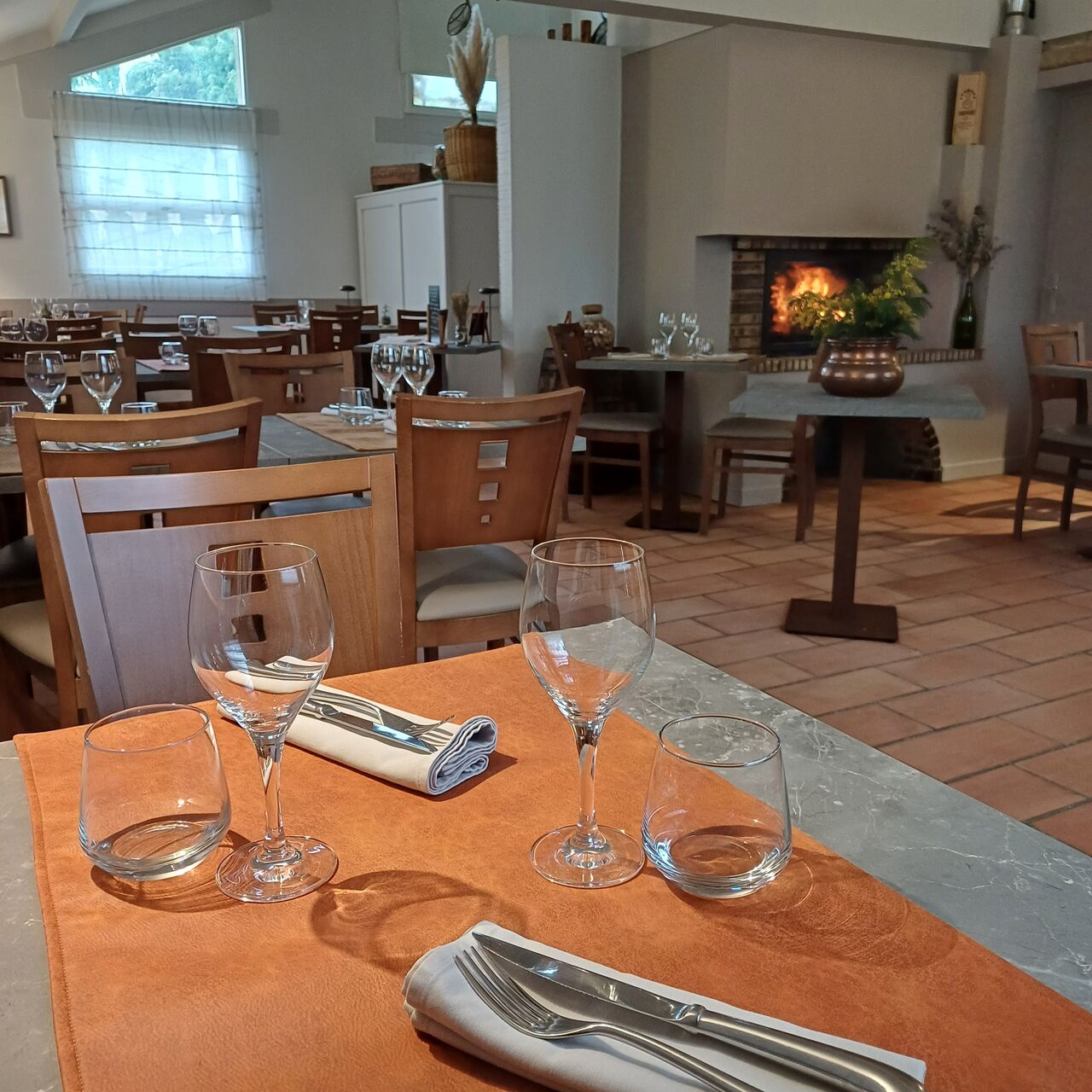 Salle avec cheminée
