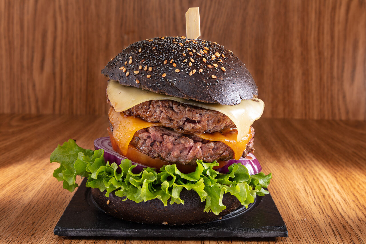 EKLIPS Double steak fromage pain black a l encre de seiche oignon caramélisés et tomate fraiche salade,