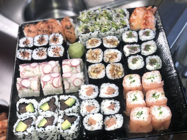 plateau de 50 sushis mix composé de sushis, california, makis, springrolls
salmon rolls, springrolls végé
