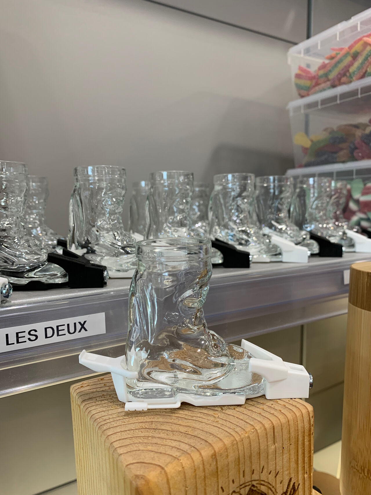 une chaussure de ski en verre avec sa fixation pour un bon dijo 🤪🤪