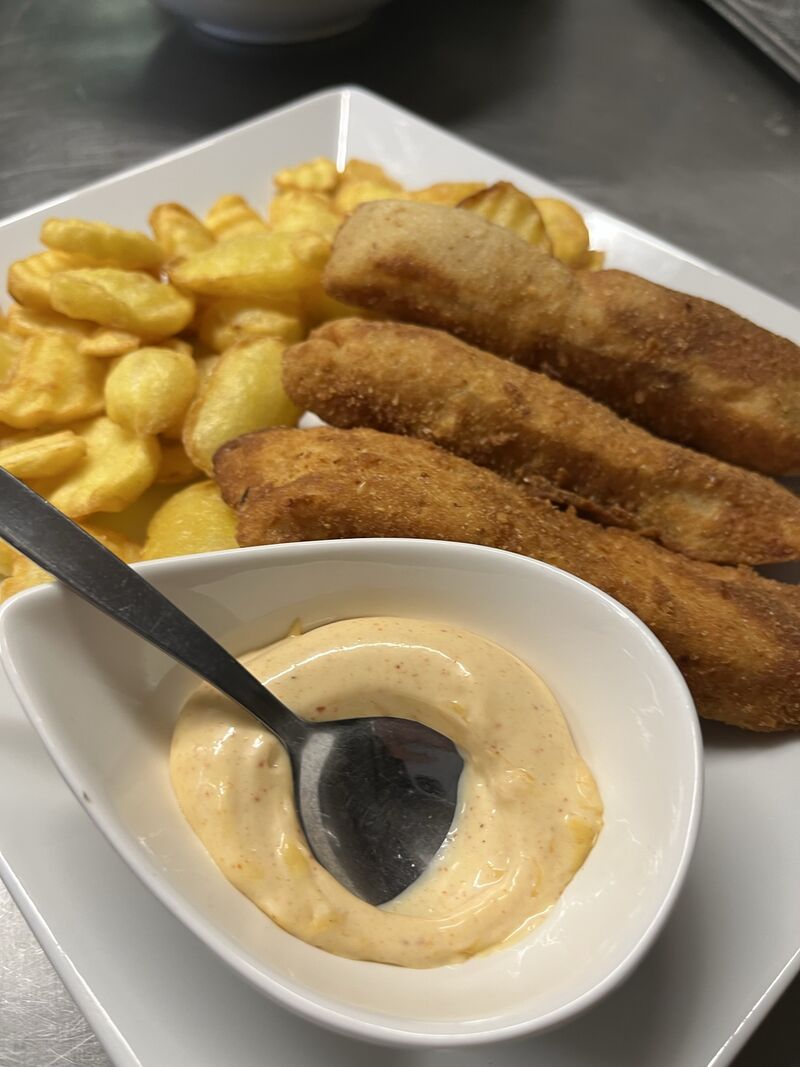 Hauptspeise vom Aschermittwoch 2022 (Panierter Nilbarsch mit Riffelchips dazu selbstgemachte Chili-Mayo)
