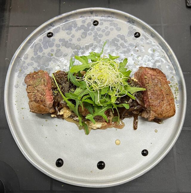 Steak van de chef ( geitenkaas - honing - gekonfijte ajuin): specialiteit van de chef