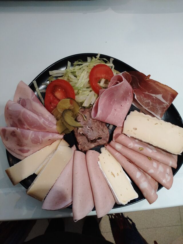 ASSIETTE DE CHARCUTERIE FROMAGE
2 CRUDITES