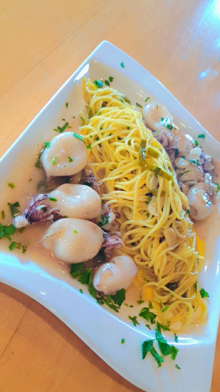 Baby Calamari mit Spaghetti aglio olio
