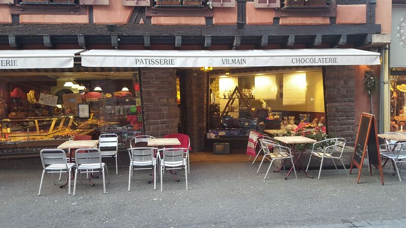 La terrasse est prête dés les premiers rayons de soleil 