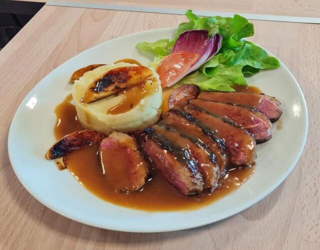 Magret de canard, pommes fruits rôties , sauce au cidre et pommeau et écrasée de pomme de terre à l ail