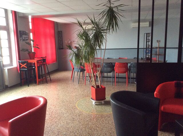 Cette salle est à la location du lundi au vendredi de 6h30 à 19h30 pour des réunions d’affaires ,association et obsèques 