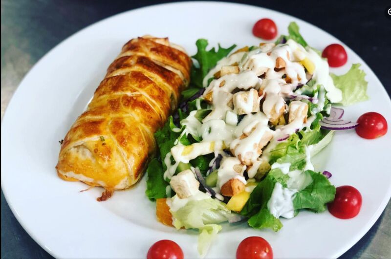 Folhada de Salmão Com Salada Composta