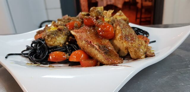 spaghetti à l'encre de seiche aux poissons