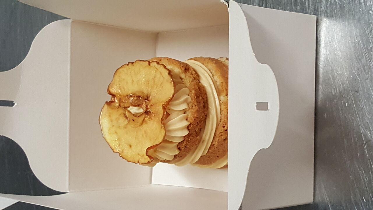 A emporter Moelleux aux pommes et mousse au caramel au beurre salé 