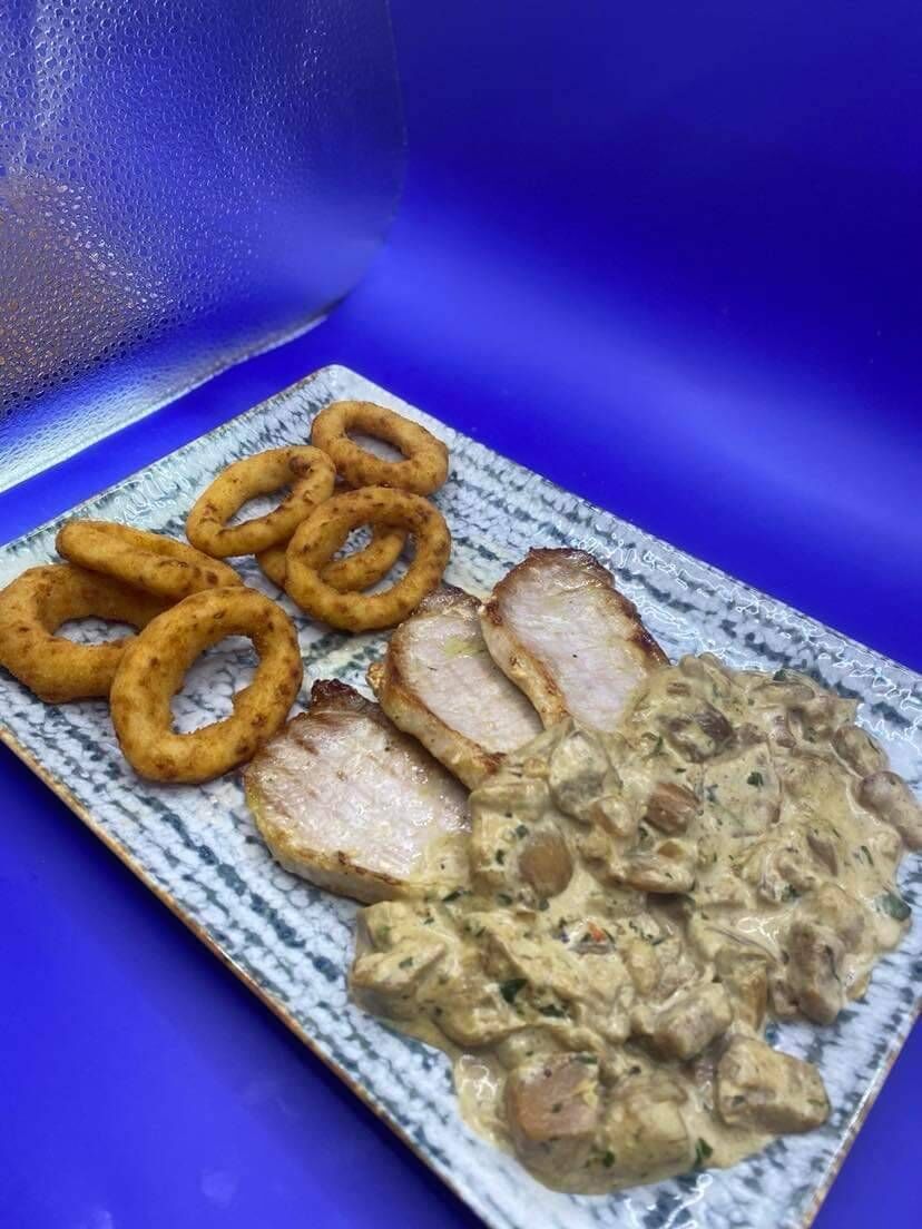 Cotelet Cu Sos De Hribi Si Inele De Ceapa