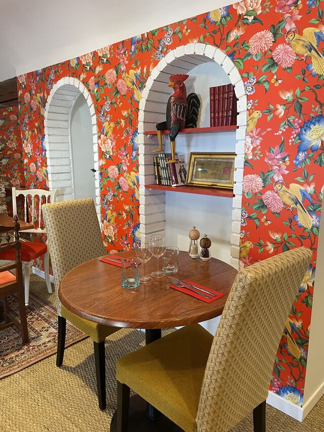 Une salle colorée et conviviale