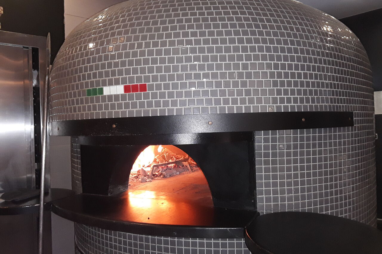 Zapraszamy na pizzę z pieca opalanego drewnem.