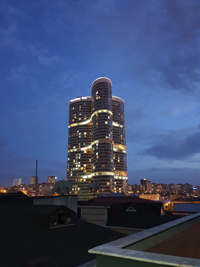 Arka fonda çalan bi gramofon sesi . Bir ihtimal daha var oda ölmek mi dersin 