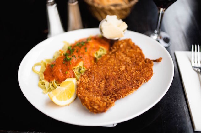 L'escalope Milanaise, tagliatelles maison et sauce tomate