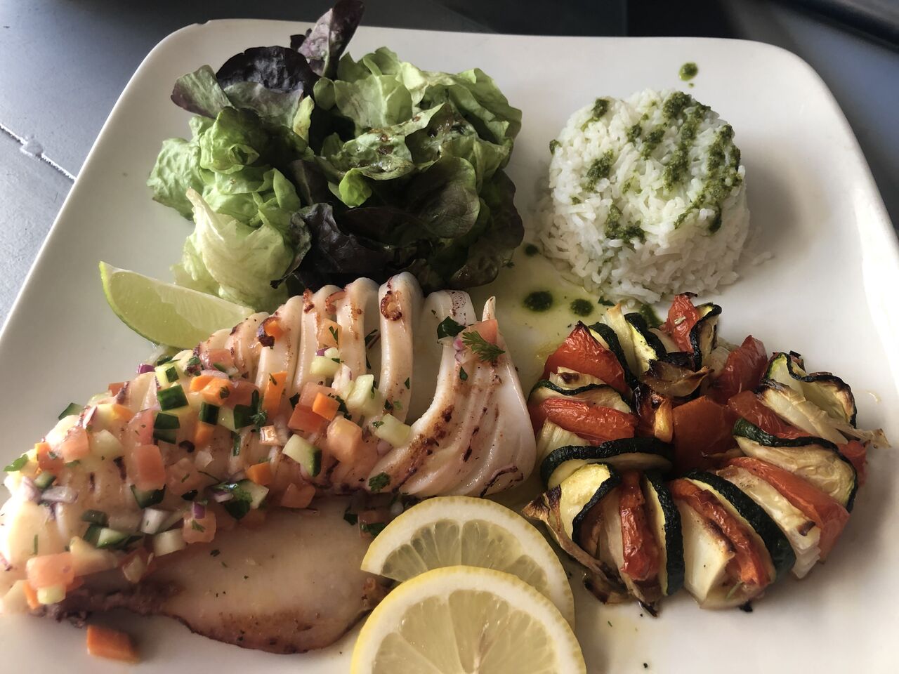 Le calamar à la plancha grille avec sa sauce vierge et ses petits légumes, une tuerie