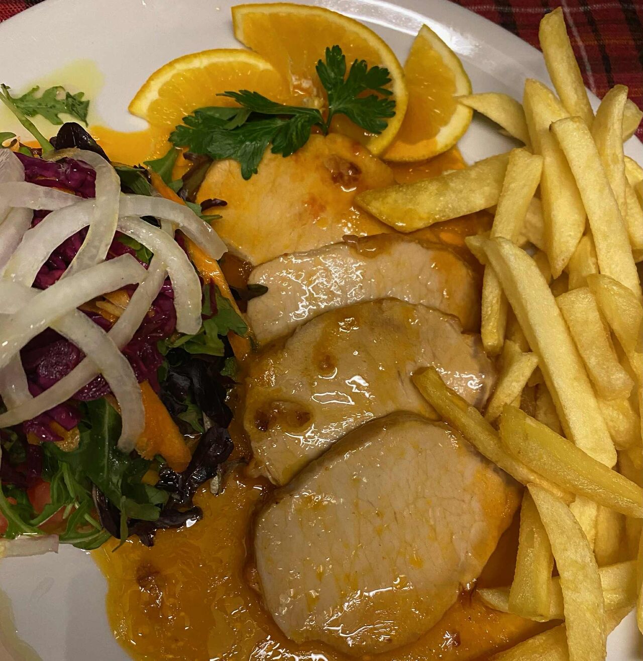 Lombo de Porco Assado c/ molho de Laranja, uma das Sugestões do Menu Executivo.