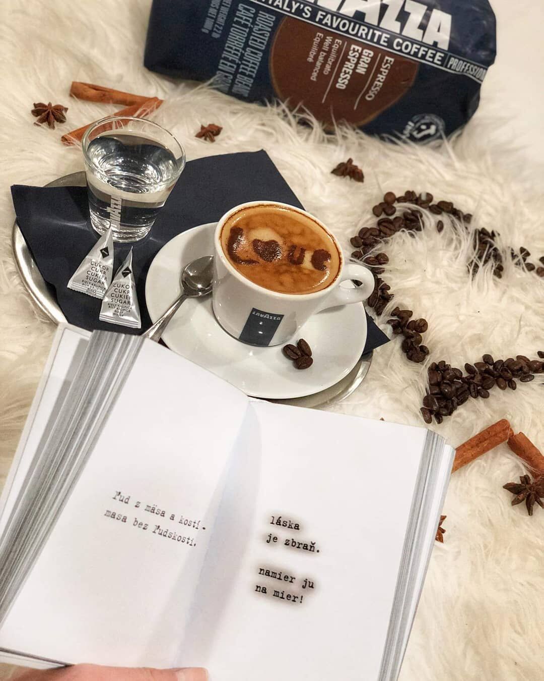 Máj lásky čas ❤ káva precitená s láskou 😍😍