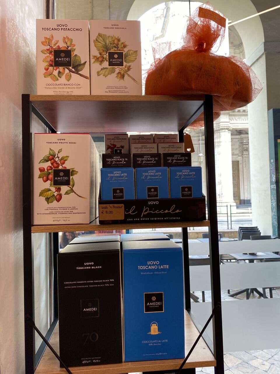 La nostra vetrina di Pasqua sui portici di via Po a Torino