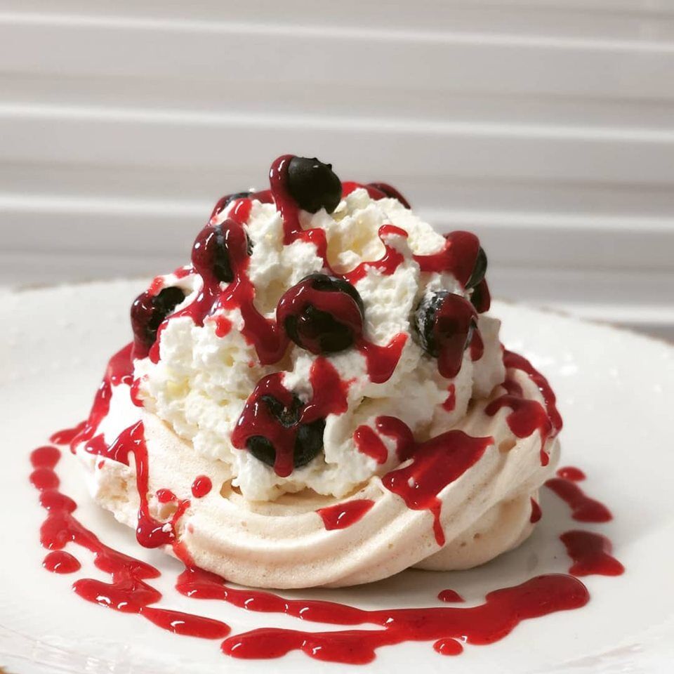 Pavlova maison aux myrtilles fraîches et sorbet myrtilles.